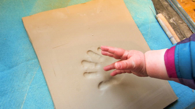 Handavtryck i lera bebis